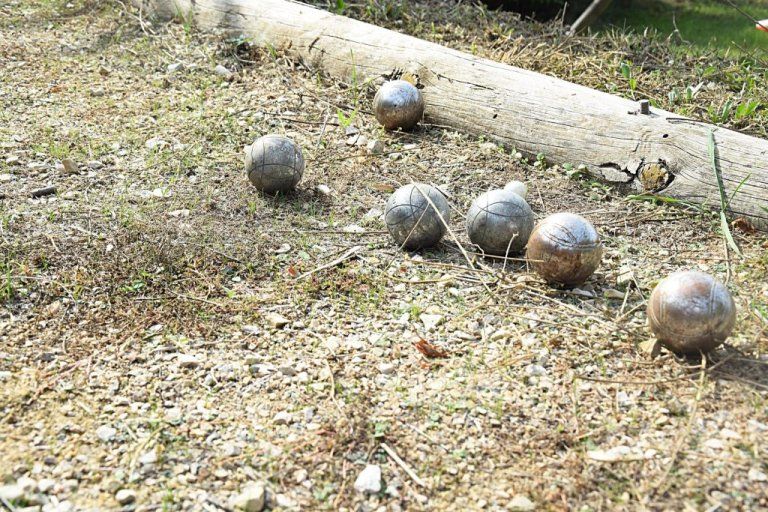 Boules sur le terrain de pétanque
