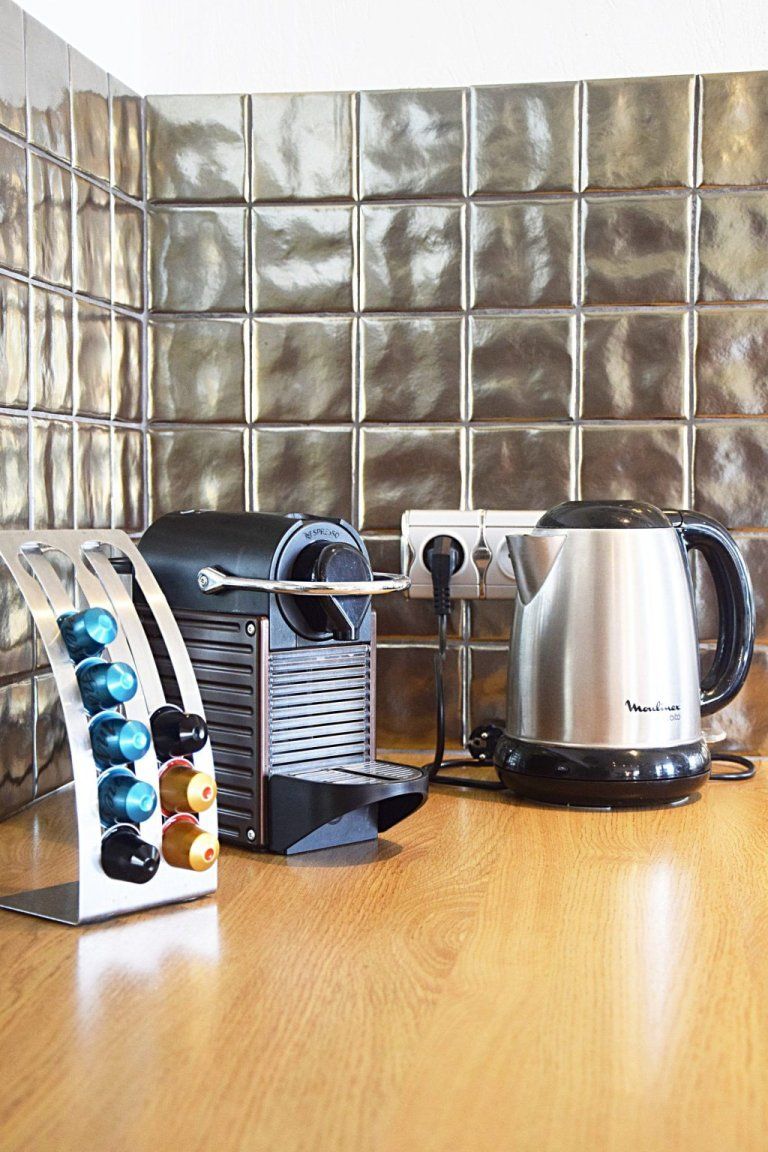 Machine Nespresso et bouilloire