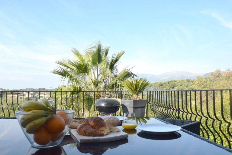 Petit-déjeuner sur la terrasse, face aux collines