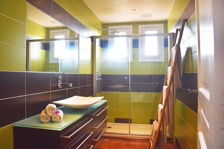 La salle de bain et sa grande douche à l’italienne
