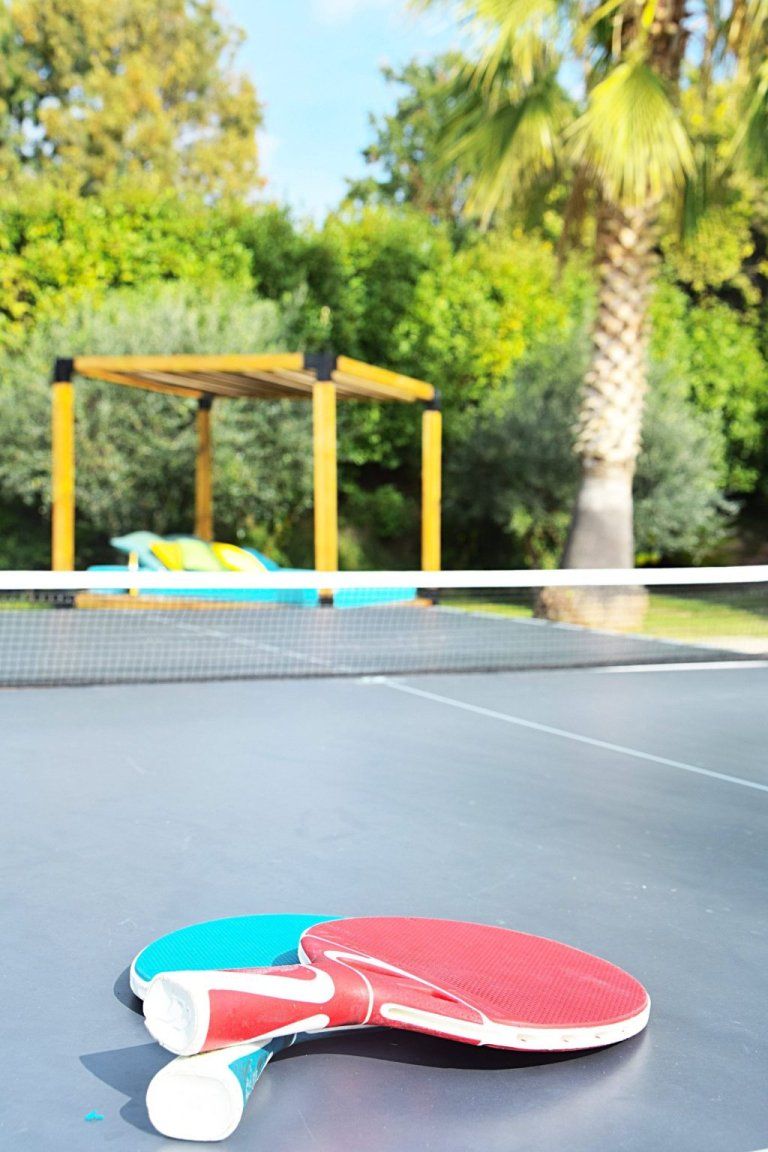 La table de ping-pong, avec le lit balinais en fond