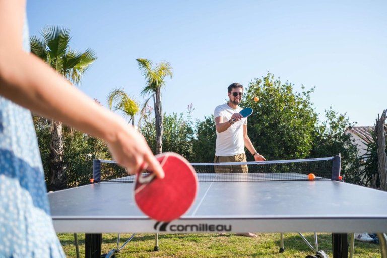Partie de ping-pong dans le jardin