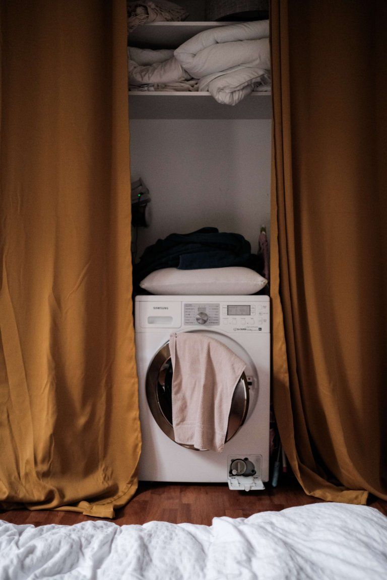 Le lave-linge, derrière le rideau de la chambre 2