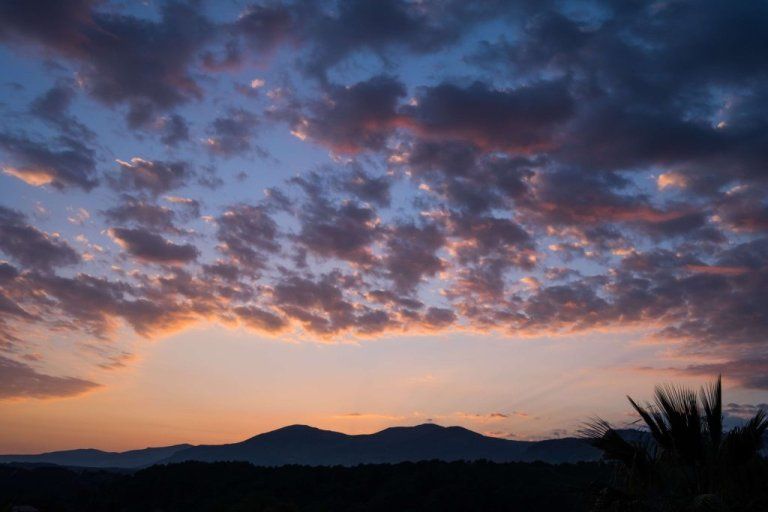 Ciel du soir sur les montagnes