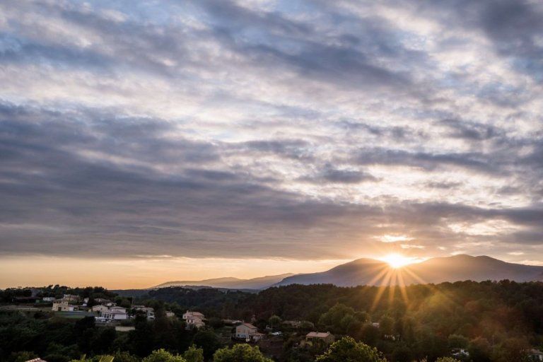 Le soleil se couche derrière les collines