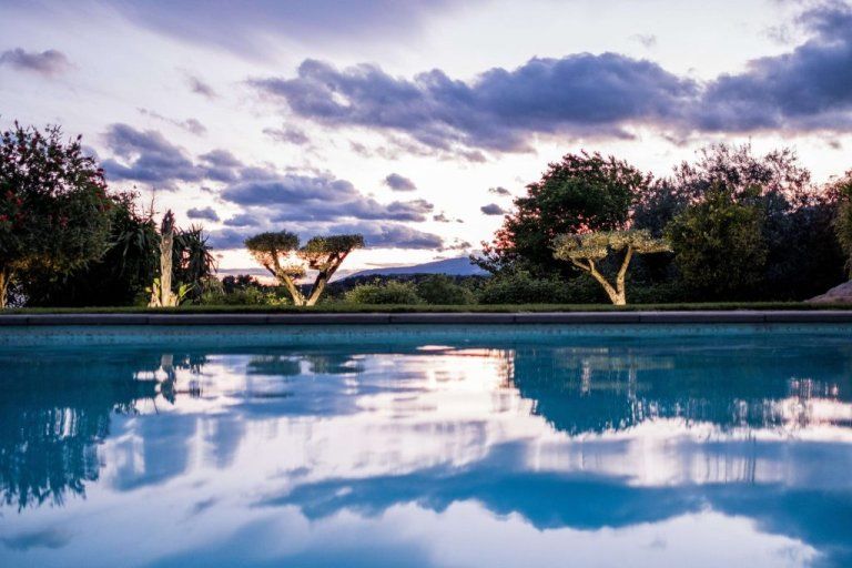 Le ciel du soir se reflète dans la piscine