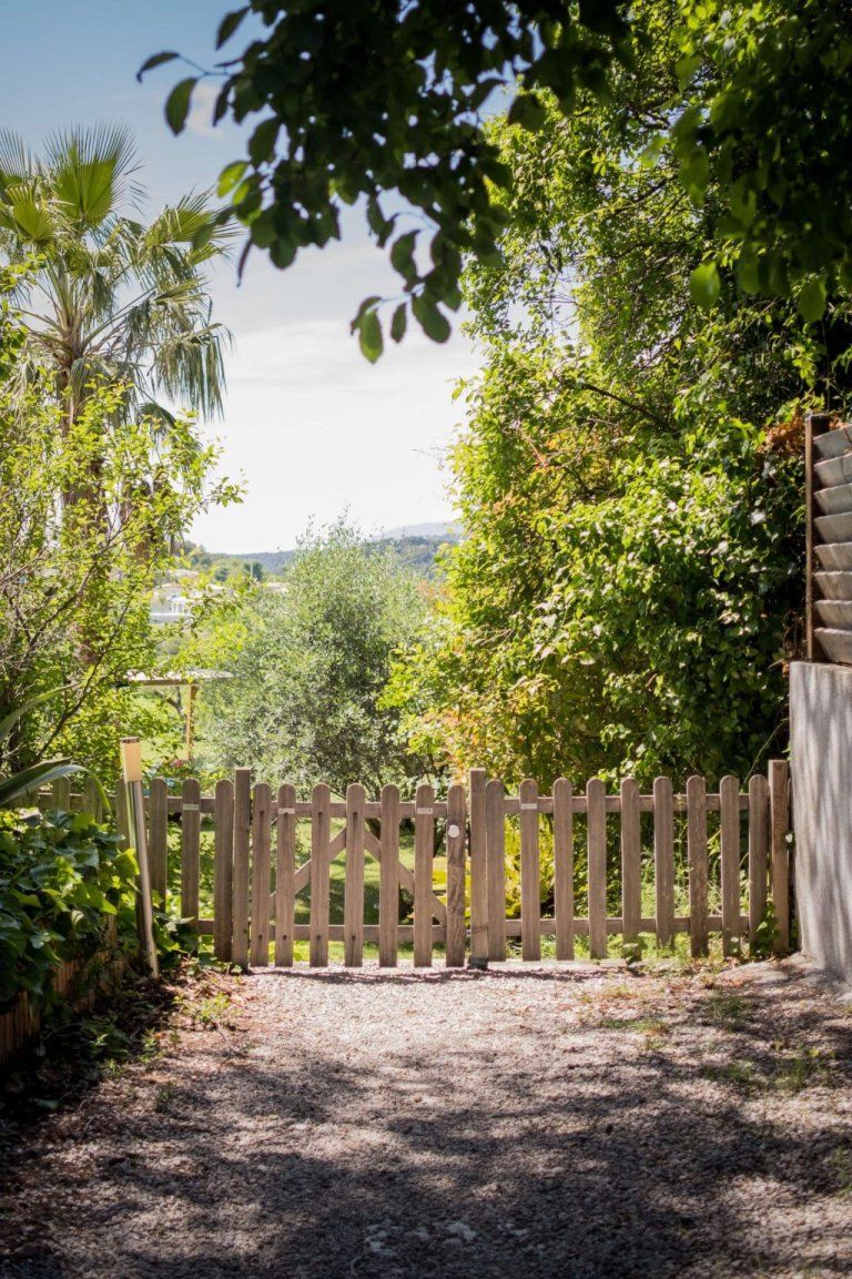 Le portillon en bois et l’allée du jardin