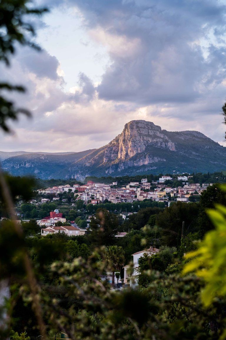 Le village de Saint-Jeannet au pied de son Baou