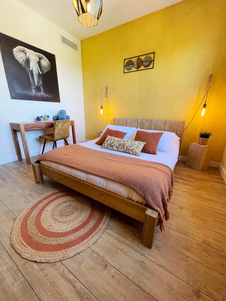 Chambre 2, bureau et décoration aux tons chauds